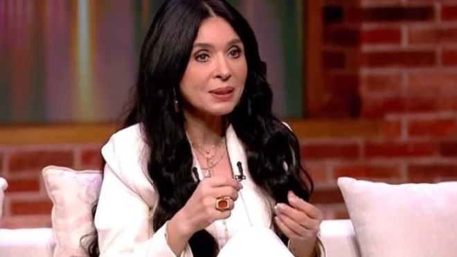 “ابني يجرب عادي لكن بنتي أموّتها”.. فنانة مصرية تثير “بلبلة” بشأن المساكنة!