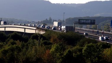 Un homme tombe sur l’autoroute et meurt fauché par plusieurs voitures