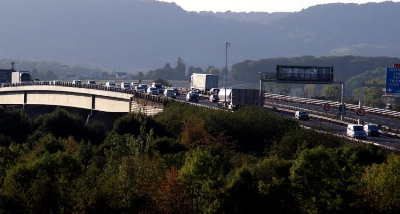 Un homme tombe sur l’autoroute et meurt fauché par plusieurs voitures