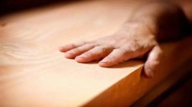 عالمة بريطانية: لمس الخشب والتسكع في الغابات مهم للمصابين بهذه الأمراض!