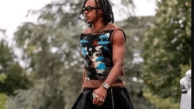 لاعب منتخب فرنسا يلفت الانتباه بملابس غريبة