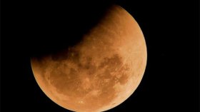 خسوف جزئي للقمر فجر الأربعاء