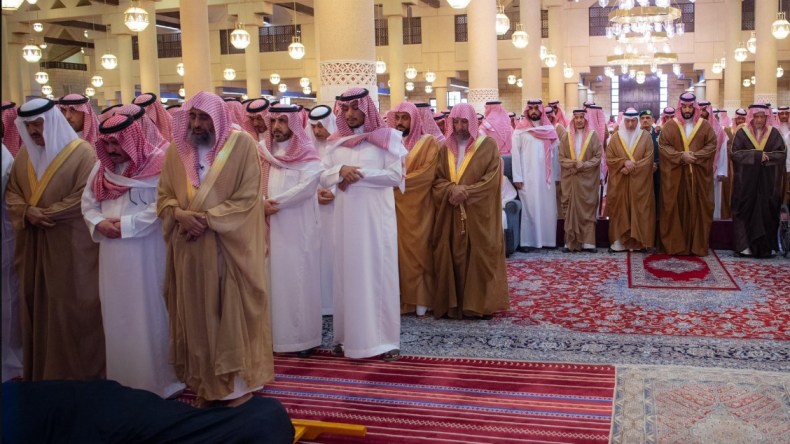 بالفيديو.. هذا ما فعله ولي العهد السعودي في جنازة الأميرة لطيفة وأثار تفاعلا!