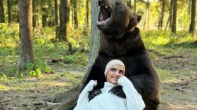 بالفيديو.. هكذا كانت ردة فعل بلوغر سعودية شهيرة أثناء عناق دب روسي لها!