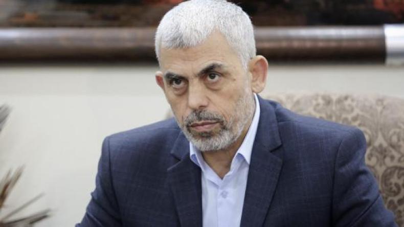 الاحتلال يهدد السنوار من خلال إلقاء مناشير هذا محتواها!