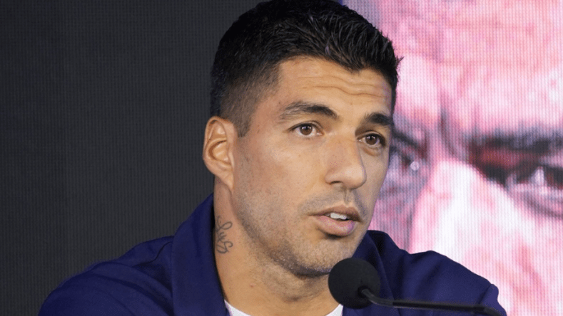 سواريز يعلن اعتزاله اللعب دولياً