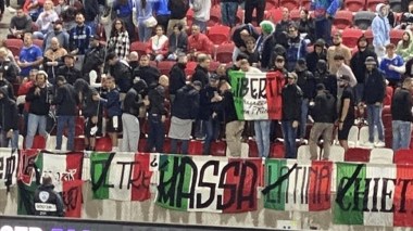 Match Israël-Italie: Des supporters italiens tournent le dos pendant l’hymne israélien