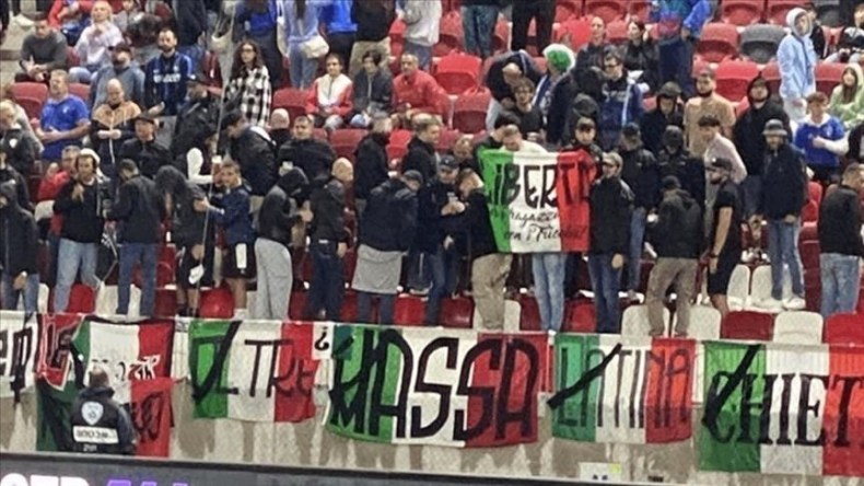 Match Israël-Italie: Des supporters italiens tournent le dos pendant l’hymne israélien