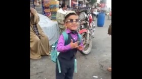 فيديو طريف يجتاح الشبكات لاصطحاب طفل إلى المدرسة بالطبل والمزمار!