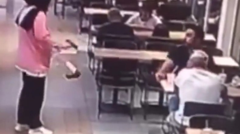 فيديو صادم.. تركية تطلق النار على رجل بمقهى!