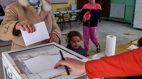 جزائريون يصطحبون أطفالهم لصناديق الاقتراع لتنشئتهم سياسيا