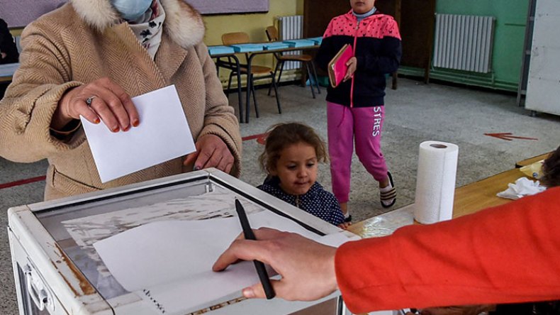 جزائريون يصطحبون أطفالهم لصناديق الاقتراع لتنشئتهم سياسيا