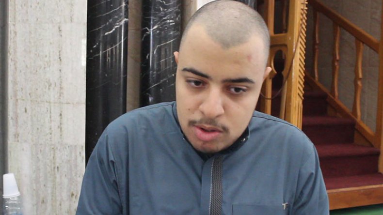 شاب من ذوي الهمم يحفظ كتاب الله عن طريق السمع