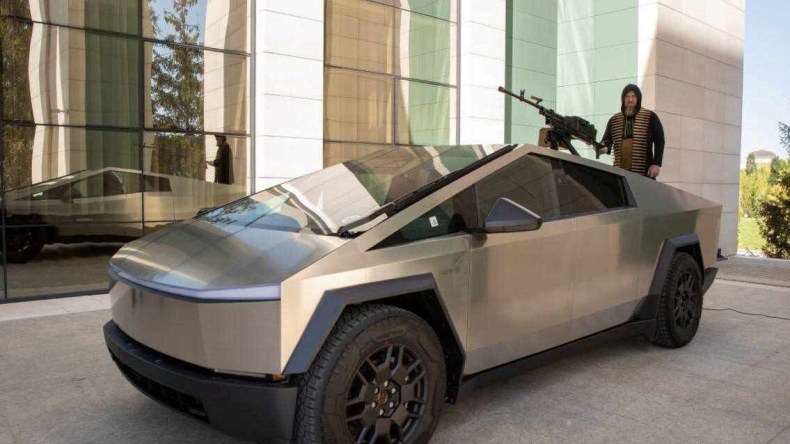 ماسك يُطفئ محرّك سيارة الرّئيس الشّيشاني “عن بُعد”