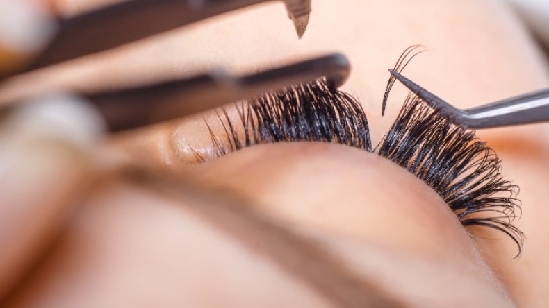 9 مخاطر خفية لارتداء الرموش الصناعية