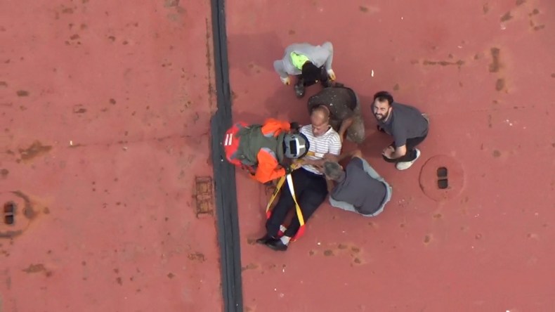 بالصور.. القوات البحرية تجلي بحارا تركيا تعرض لأزمة قلبية