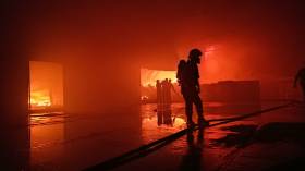 بومرداس.. حريق ضخم بمستودع لتخزين المواد الغذائية  