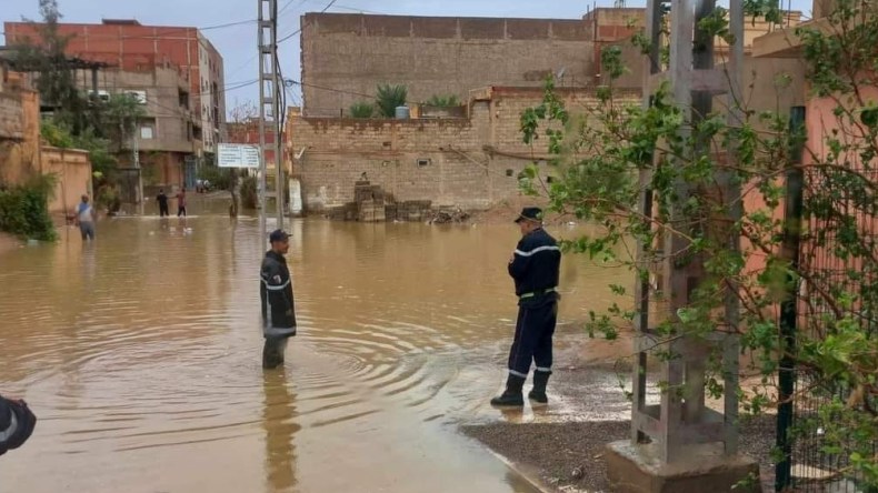 تقلبات جوية.. إجلاء 3 أشخاص وإخراج سيارات عالقة وسط السيول   