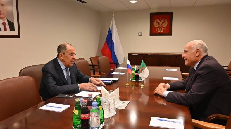 عطاف يتباحث مع لافروف مجموعة من القضايا