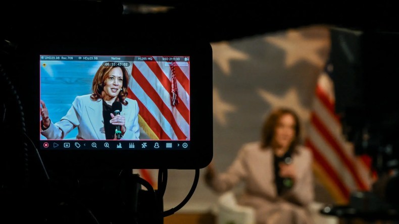 هاريس تتفوق على ترامب بعشرات الملايين