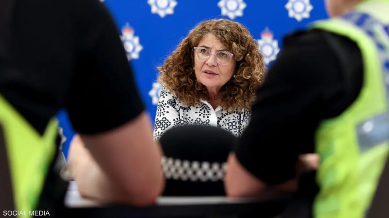 وزيرة الشرطة البريطانية تتعرض للسرقة في مؤتمر أمام كبار الضباط
