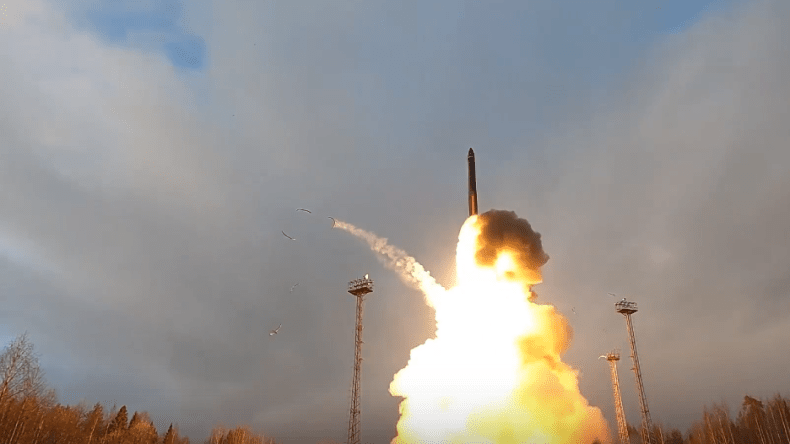 روسيا تجري مناورات عسكرية بالأسلحة النووية