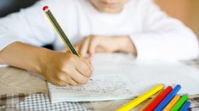 مع بداية الموسم الدراسي.. كيف تتفادى الأمهات الموظفات جلد الذات؟