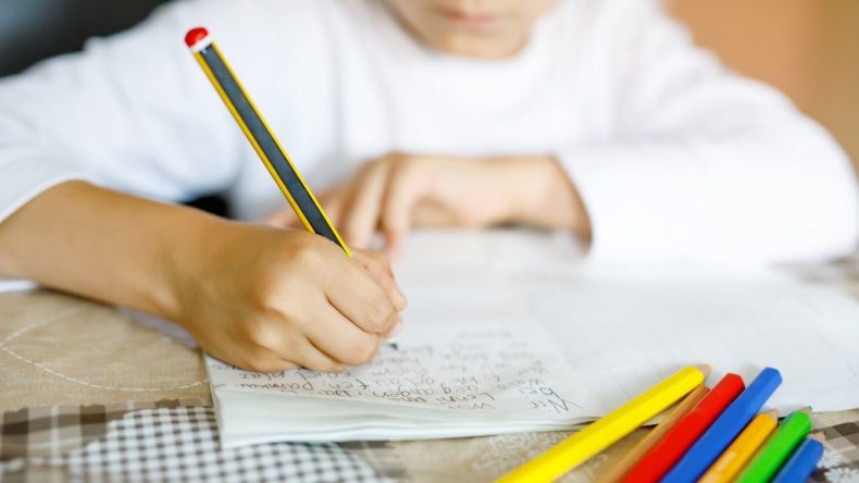 مع بداية الموسم الدراسي.. كيف تتفادى الأمهات الموظفات جلد الذات؟