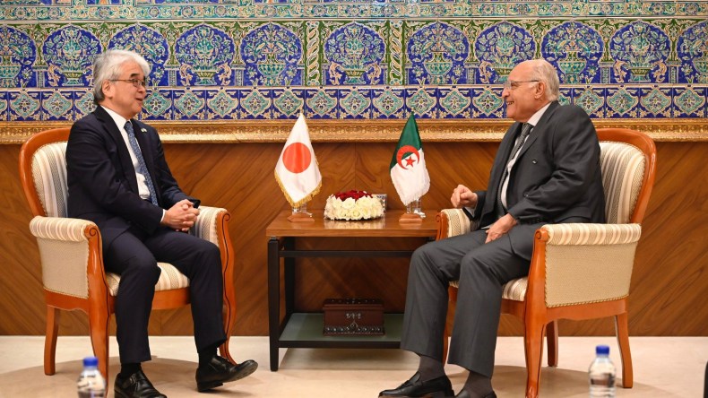 عطاف يستقبل سفيري اليابان والصين بمناسبة انتهاء مهامهم