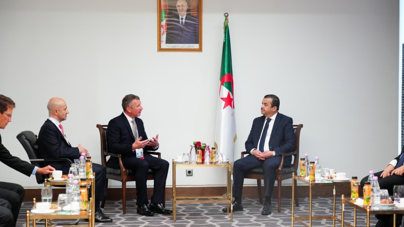 عرقاب يلتقي بشركات عالمية قُبيل معرض ناباك 2024 للطاقة