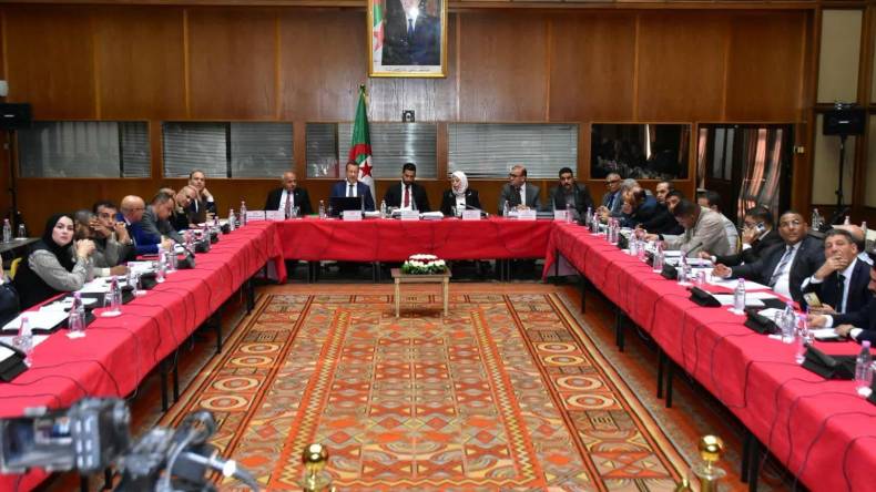 رخروخ يعرض خطة وزارته لتطوير البنية التحتية