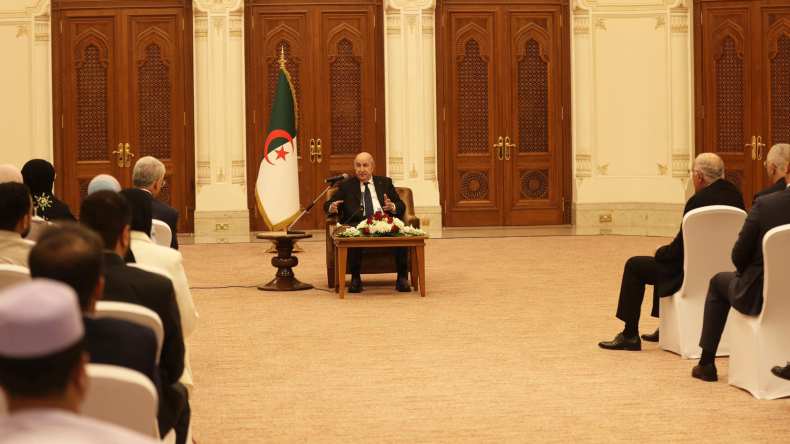 الرئيس تبون يلتقي بالجالية الجزائرية المقيمة في سلطنة عمان