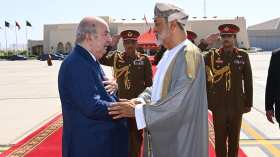 السلطان هيثم بن طارق يودع الرئيس تبون بمطار مسقط الدولي