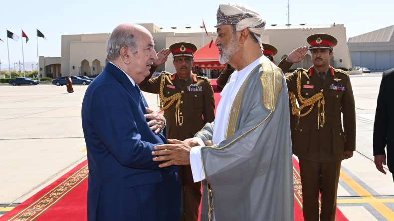 السلطان هيثم بن طارق يودع الرئيس تبون بمطار مسقط الدولي