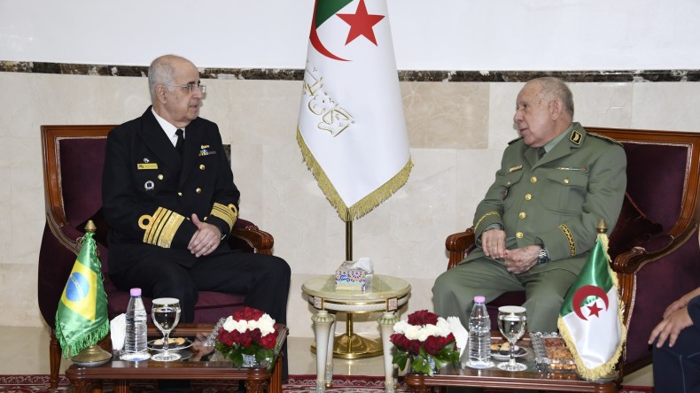 الفريق أول شنقريحة يستقبل رئيس هيئة الأركان المشتركة للقوات المسلحة البرازيلية