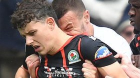 عقوبة غليظة بحق لاعب عض خصمه في الدوري الإنجليزي