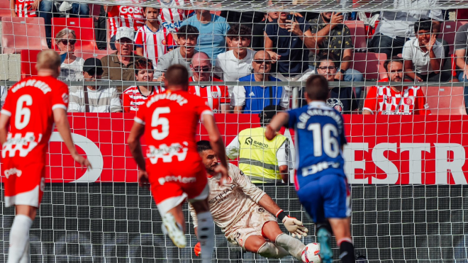 بالفيديو.. حارس جيرونا يتصدى لثلاث ركلات جزاء ويدخل التاريخ