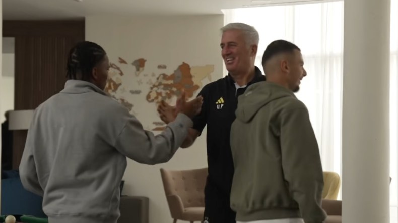 بالفيديو.. أجواء رائعة بين لاعبي “الخضر” في مركز سيدي موسى