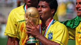 الأسطورة روماريو يوجه رسالة إلى فينيسيوس بعد خسارة الكرة الذهبية