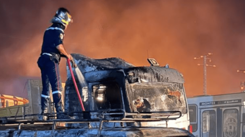 بالصور.. إخماد حريق في محطة خدمات بالمسيلة