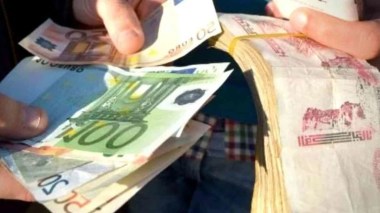 Voici combien coûte 100 euro en dinars