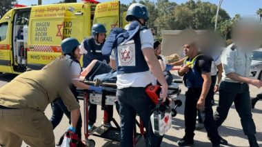 Un camion percute une station de bus près le siège du Mossad, des dizaines de blessés (VIDEO)