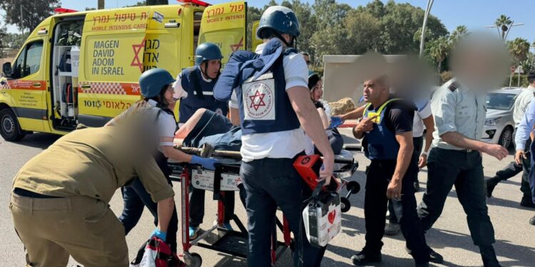 Un camion percute une station de bus près le siège du Mossad, des dizaines de blessés (VIDEO)