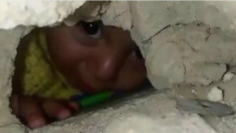 فيديو مأساوي لرضيع فلسطيني يبحث عن منفذ من تحت الردم هذه قصته!