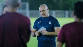 بِالفيديو: المدرب زكري غاضب ورئيس النادي يُدعّمه