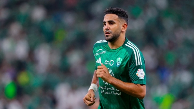 بِالفيديو: محرز يُنقذ فريقه من الهزيمة بِقدمه اليمنى “الضعيفة”