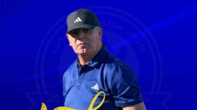 في بطولة بعضهم يركبون الطائرة بِأريحية وآخرون يتدافعون لامتطاء الحافلة!