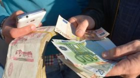 هكذا سيؤثر رفع المنحة السياحية في سوق “الدوفيز” السوداء
