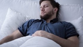 لماذا يجب ألا تنام على ظهرك لأكثر من ساعتين؟