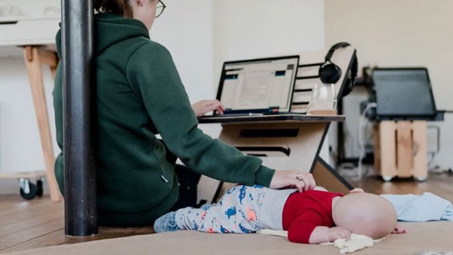 سيدات بين مطرقة العمل وسندان رعاية الأبناء